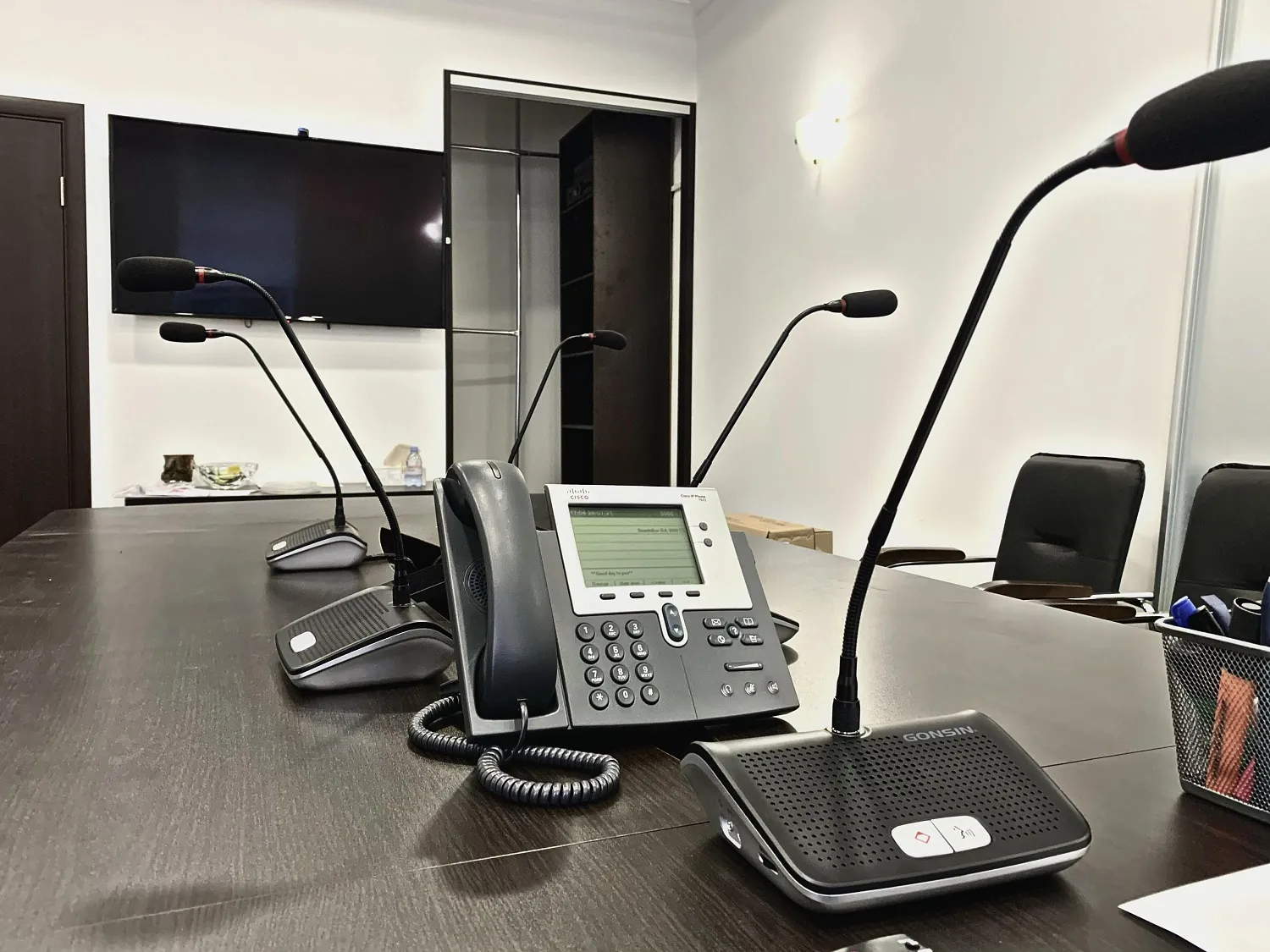 Оснащение переговорной комнаты конференц-системой