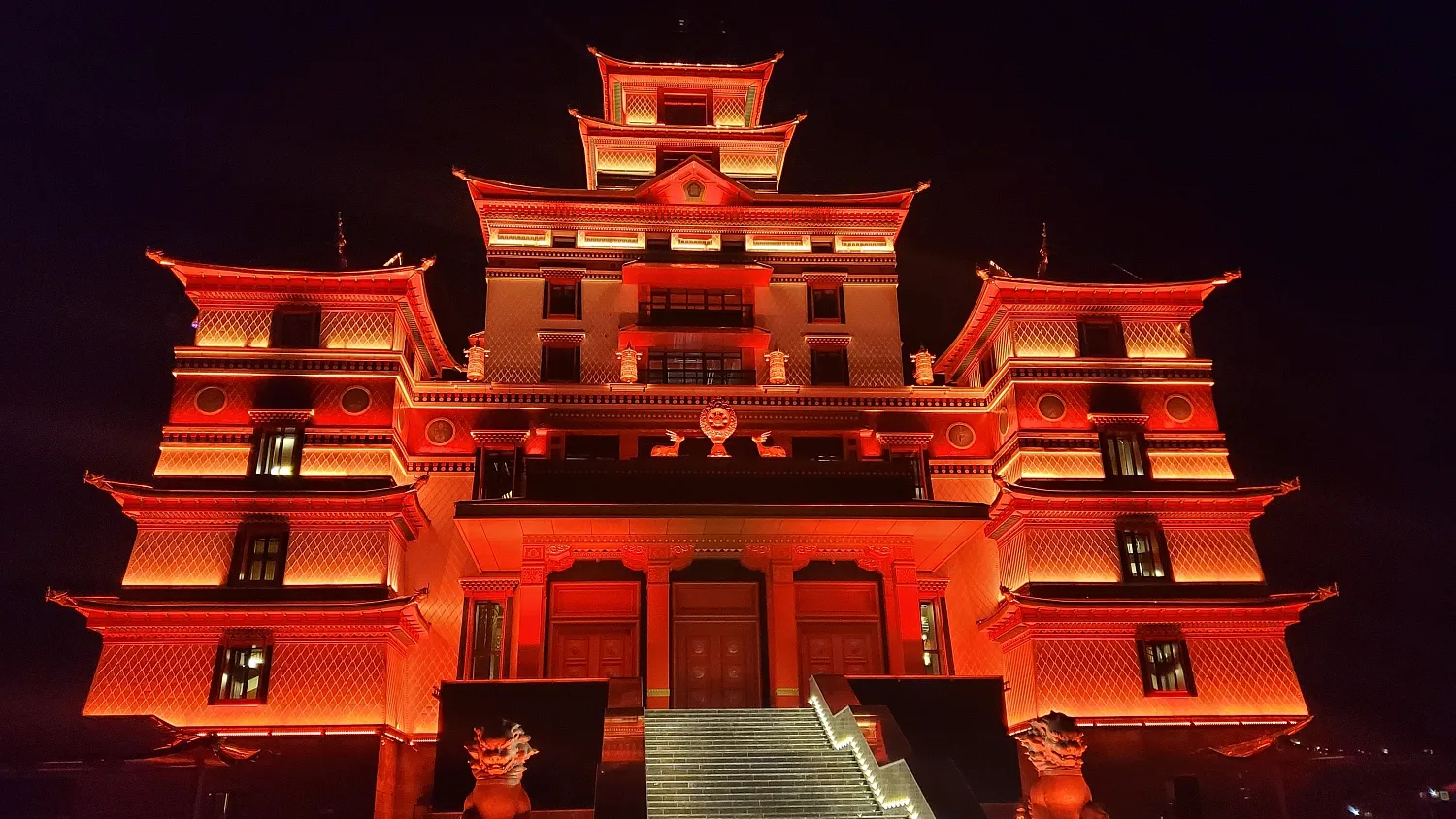 Поставка системы управления архитектурной подсветкой здания