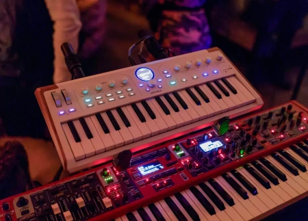 Купить Arturia AstroLab 37 White по выгодной цене в Москве