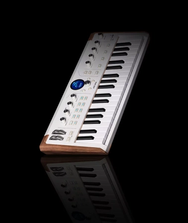 Купить Arturia AstroLab 37 White по выгодной цене в Москве
